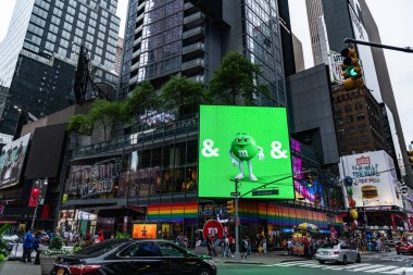 New York City, ABD - 09 Temmuz 2023: Times Square of town Manhattan, New York şehir merkezi. Reklam panosu olan bir sokak. New York 'un Broadway Caddesi. reklam.
