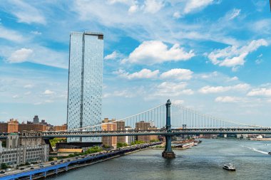 New York City, ABD - 12 Mayıs 2023: Brooklyn Köprüsü ve gökdeleni panoramik manzara.