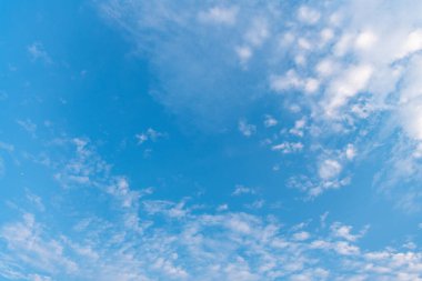 Bulanık bir arka plan. Bulutlu gökyüzü. Bulutlu gökyüzü arka planı. Bulutlu bir arkaplan. Gökyüzünde bulut. Bulutlu arka plan. Bulutlu mavi gökyüzü. Gökyüzü ve bulutlar. Bulutsuz gökyüzü.