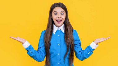 Kız seçme şansı sunuyor. Genç öğrencinin mutlu bir yüzü var. Ürün sunmak ve sunmak. Üniformalı genç kız reklam yapıyor. Genç kız ürünleri fotokopi alanıyla sunuyor. Sınırlı stok.