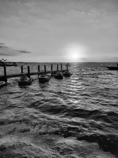 Meereshorizont Mit Jetskis Pier Bei Sonnenuntergang Unter Abendhimmel — Stockfoto