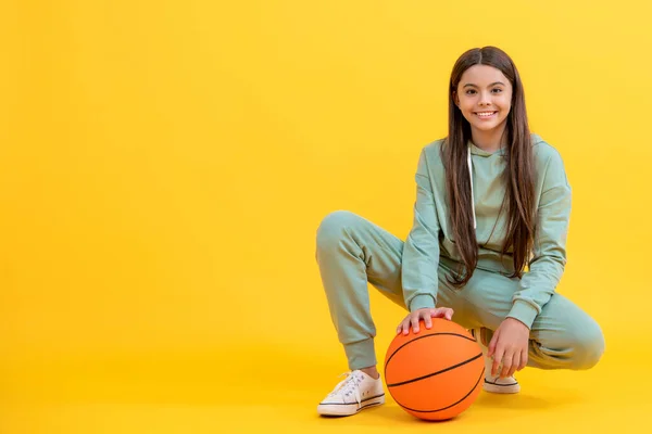 Έφηβη Λατρεύει Άθλημα Του Μπάσκετ Έφηβη Που Διαπρέπει Στο Μπάσκετ — Φωτογραφία Αρχείου