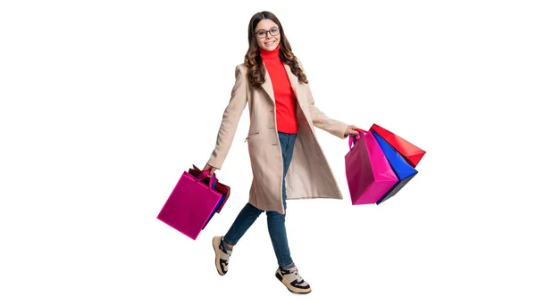 购物后的少女 购物狂的 秋季购物大减价时髦的少女穿着秋天的外套去购物 带着袋子的女购物者 最好的价格 网络星期一 — 图库照片
