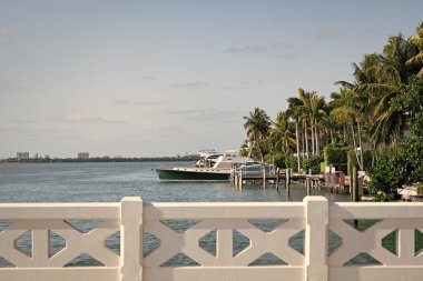 Yat teknesi yazın. Florida 'da bir yat teknesi. Seyahat için lüks bir yat. Miami 'deki yat teknesinin fotoğrafı..