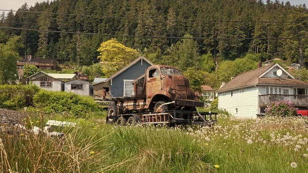 Köyde çürümüş bir kamyon. Pas içinde terk edilmiş eski bir kamyon. Paslı kamyonet dışarıda. Bozulmuş kamyon aracı..