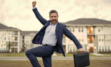 Gayrimenkul işçisi imajı. Emlakçı. Evrak çantalı emlakçı. Gayrimenkul işçisi..