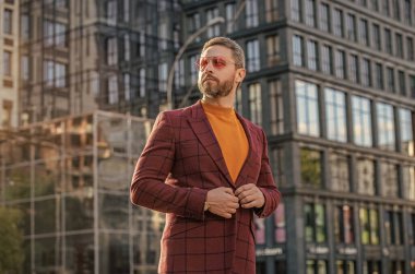 Ceket giyen şık bir adamın fotoğrafı. Dışarıda ceketli şık bir adam var. Sokakta şık bir adam. Havalı adam dışarıda..