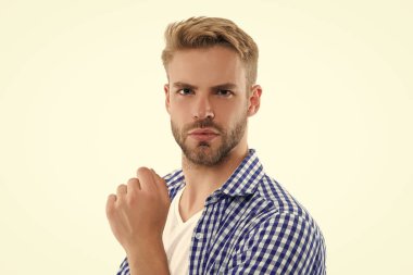 Kareli gömlek giyen genç bir adamın yüzü. Genç adam beyazda izole edilmiş. Arka plandaki genç adam. Stüdyodaki genç adam.