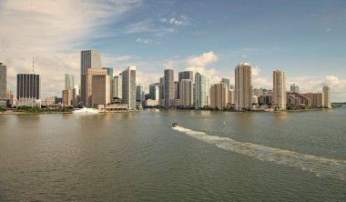 Florida 'daki panoramik Miami Metropolis gökyüzü. Miami Metropolis ufuk çizgisiyle ufuk çizgisi. Miami Metropolis 'in gökdelenli fotoğrafı. Miami Metropolis ufuk çizgisi.