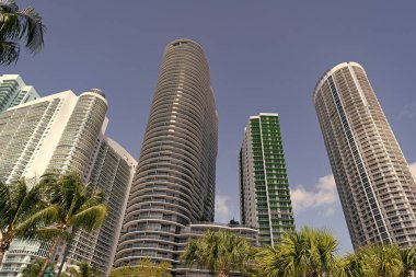 Mavi gökyüzünde yüksek gökdelen binası. Dışarıdaki gökdelen binası. Miami 'deki gökdelen binası. Gökdelen mimari binasının fotoğrafı.