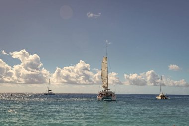 Denizde yüzen bir teknenin görüntüsü. Denizde yelkenli. Yazın denizde yelkenli. Denizde yelkenli teknede tatil.