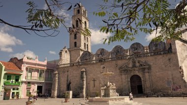 Havana, Küba - 02 Mayıs 2019: Eski Havana 'daki Basilica Menor de San Francisco de Asis.