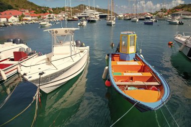 Tekneli deniz limanı görüntüsü. Teknesi olan deniz limanı. Açık denizde teknesi olan bir liman. Gemi limana yanaştı..