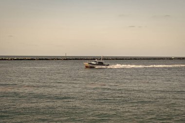 Yaz tatilinde yat teknesi. Yat yüzüyor. Seyahat için lüks bir yat. Miami 'deki yat teknesinin fotoğrafı..