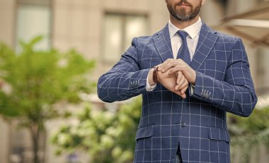 Dakik iş adamının fotoğrafı zaman sınırını kontrol et, kopyalama alanı. Dakik iş adamının dışarıda teslim tarihi var. Dakik iş adamının son teslim tarihi. Son teslim tarihi geçmiş dakik iş adamı