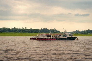 Manaus, Brezilya - 04 Aralık 2015: Seyahat için teknesi olan liman.