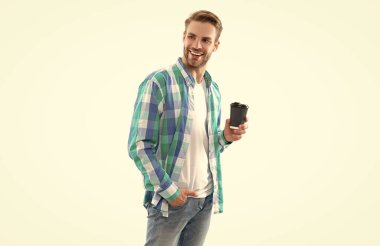 Beyaz üzerine izole edilmiş kahveli mutlu milenyum adamının fotoğrafı..