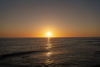 Gün batımında deniz manzarası. Gün batımında deniz manzarası. Gün batımında deniz manzarası. Gün batımında deniz manzarasının fotoğrafı.