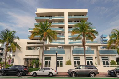 Miami, Florida USA - 18 Nisan 2021 Miami South Beach Ocean Drive Mimarlık Binası Miami şehir merkezinde.