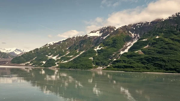 Hubbard Glaciärnatur Alaska Usa Attraktiv Utsikt Över Gröna Bergssluttningar Med — Stockfoto