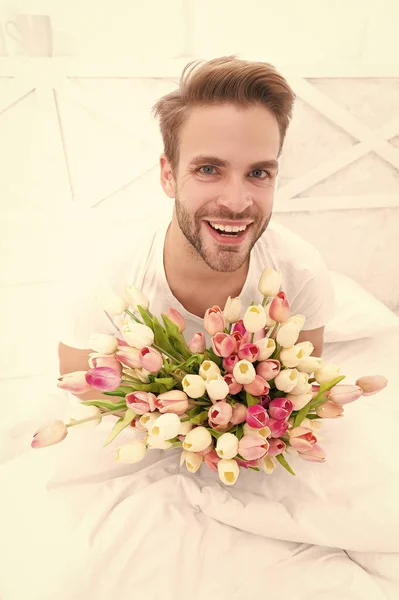 Positieve Romantische Man Met Mars Tulpen Romantische Man Met Mars — Stockfoto