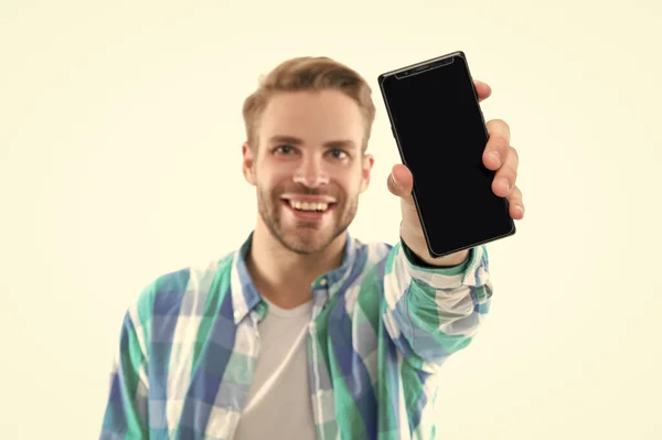 男人在背景上显示手机屏幕 选择焦点 男人展示手机屏幕的照片 在白色的屏幕上被隔离的男人 男人在工作室里显示手机屏幕 — 图库照片