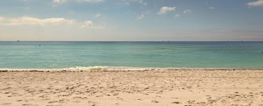 Gün ışığında panoramik deniz manzarası ufku. Yaz mevsiminde gün ışığında ufuk çizgisi. Deniz manzarası, gün ışığında gökyüzü. Gün ışığında deniz manzaralı ufuk fotoğrafı.