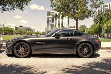 Miami Beach, Florida USA - 15 Nisan 2021: mat Mercedes benz v8 biturbo, yan görüş.