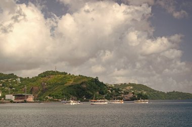 St. George, Grenada - 27 Kasım 2015: Körfez limanı ve tekneli deniz manzarası.