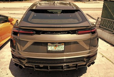 Los Angeles, Kaliforniya ABD - 14 Nisan 2021: Los Angeles 'ta park edilmiş siyah Lamborghini Urus SUV. arka plan.