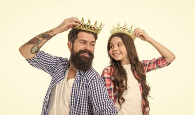 Kraliyet sembolü. Lüks bir hayat. Altın tacı olan baba ve çocuk. Biz en iyisiyiz. Kral ve prenses kavramı. Sakallı hippi ve küçük kızı. Aile mirası. Taçlı zenginlik ve monarşi.
