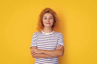 Sarı arka planda izole edilmiş kızıl saçlı kadın gülümsüyor. Stüdyodaki genç kızıl saçlı kadının yüzü. Yetişkin kızıl saçlı kadın yüzü.