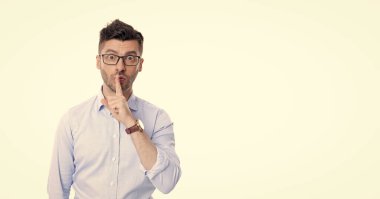 Sessiz adam, sessiz sedasız sır tutar, kopyalama alanı. Sessiz adam sır saklar, gözlük takar. Sessiz adamın fotoğrafı gizli tutulur. Sessiz adam beyaz arka planda sessizliğini koruyor..