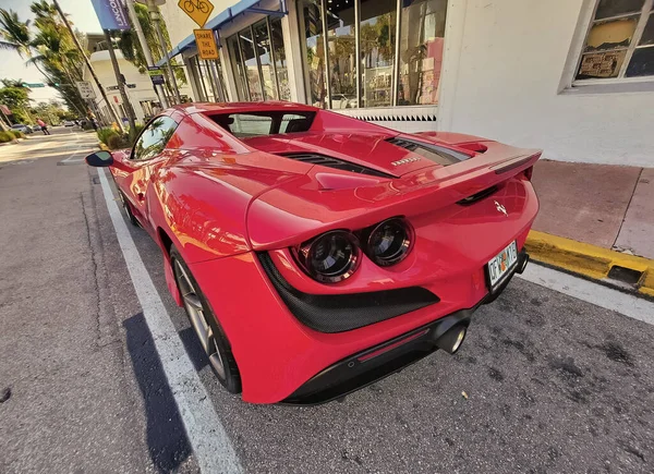 Los Angeles, Kaliforniya ABD - 24 Mart 2021: Kırmızı Ferrari F8 Tributo lüks spor araba arka görüş.