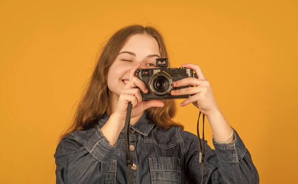 Fotógrafo Adolescente Feliz Olhando Para Fundo Amarelo Câmera Fotografando — Fotografia de Stock