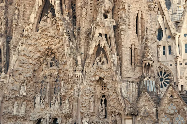 スペイン バルセロナにあるサグラダ ファミリア ゴシック様式の大聖堂教会建築の彫刻が施されたキリスト降誕のファサードの詳細 — ストック写真