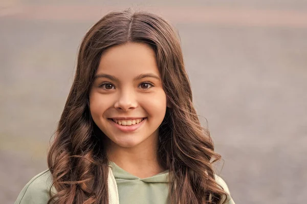 Portrét Dospívající Dívky Usměvavou Tváří Dlouhými Kudrnatými Vlasy Rozmazané Venku — Stock fotografie