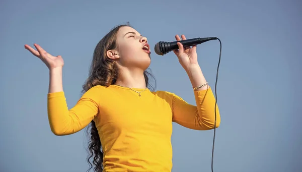 Émotionnel Adolescent Fille Chantant Karaoké Dans Microphone — Photo