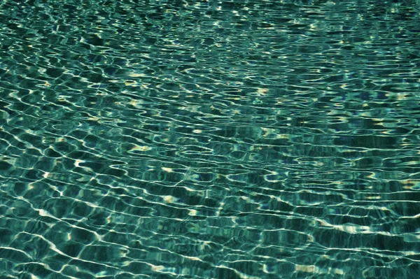 夏のプールの水の背景マイアミ 波紋のある夏のプールの水の背景 誰もいない夏のプールの水の背景 夏のプールの水の背景の写真 — ストック写真