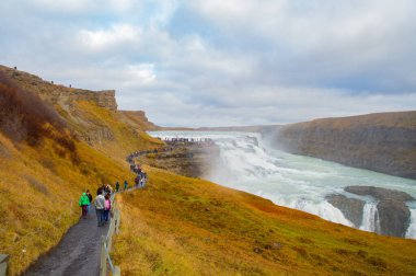 Gullfoss, İzlanda - 15 Ekim 2017: İzlanda dağ manzaralı Gullfoss şelalesi güzergahı.