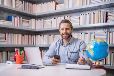 uzaktan eğitim. Öğretmen çevrimiçi uzaktan kumanda. uzak özel eğitim. Bilgi ve eğitim. Öğretmen dizüstü bilgisayarda çalışıyor. Öğretmen sanal sınıflarla uzaktan eğitim alıyor. comunication.