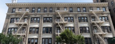 Mimari dış ve dış cepheye acil merdiven merdiveni olan konut mimarisi.