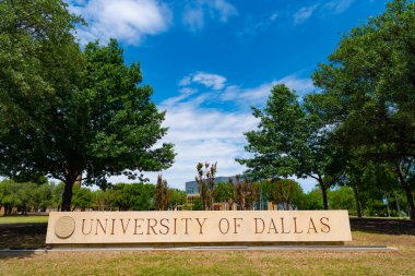 Dallas, ABD - 24 Nisan 2023: Açık hava parkındaki Dallas Üniversitesi Kampüsünde İmza.