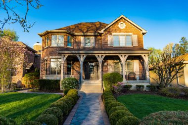 Mahalledeki bir mülk. Lüks, lüks bir mahalle mahalle mahallesi manzarası. Emlak sigortası ve gayrimenkul. Banliyö mahallesi. mülkiyet ve mimarlık. kiralama özelliği.