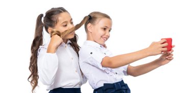 Okul arkadaşları blog yazıyor ve sınıfta telefonla selfie çekiyor..