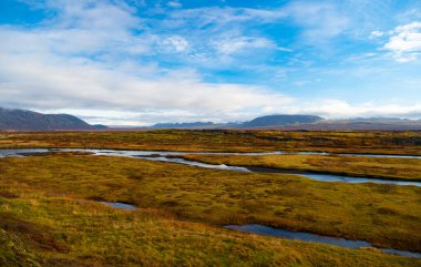 Sonbahar doğa ortamı. Sonbahar manzarası hakkında. İzlanda 'daki Şeyvellir Ulusal Parkı. İzlanda 'nın sonbahar manzarası. Şeyvellir Vadisi. Thingvellir Park nehri. Sonbahar İzlanda nehri.