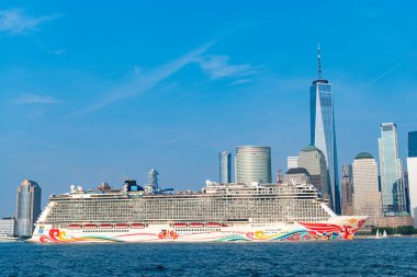 New York, ABD - 13 Haziran 2023: New York 'ta Manhattan' a giden Norveçli bir gemi. New York Manhattan 'ın Skyline' ı Hudson Nehri yolcu gemisi NCL 'de seyrediyor..