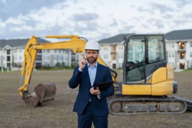 İnşaat mühendisi fikrinden esinlendim. İnşaat müfettişi mimarlığı. İnşaat müfettişi inşaat alanında mimarlık yapıyor. İnşaat müfettişi mimarlığı