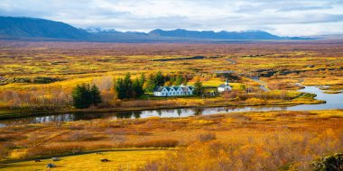 İzlanda 'daki Şeyvellir Ulusal Parkı. İzlanda 'nın sonbahar manzarası. Doğanın cilvesi. Thingvellir Park nehri. Sonbahar Buz Diyarı 'ndaki nehir. Sonbahar doğa ortamı. Her şey sonbahar manzarası.