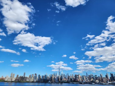 New York şehir merkezi. Manhattan silueti. New York şehri. New York 'un gökdelen binası. Kentsel mimari. Manhattan ve Hudson River şehir merkezinde. Büyük şehir manzarası. New York Şehri dönüm noktası.